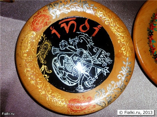 керамическая тарелка в индийском стиле
