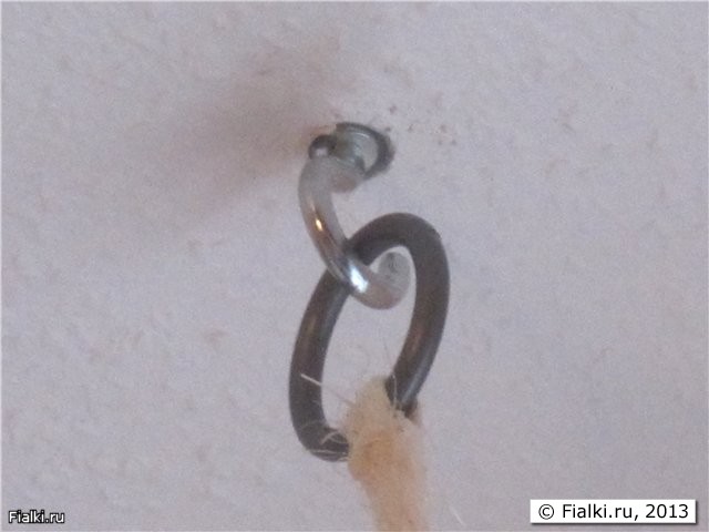 На такие крючки крепится к потолку.
