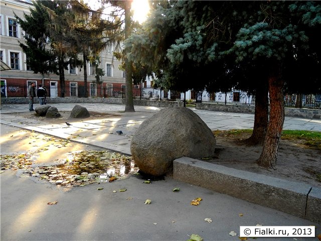 гранитные валуны на улице Театральной