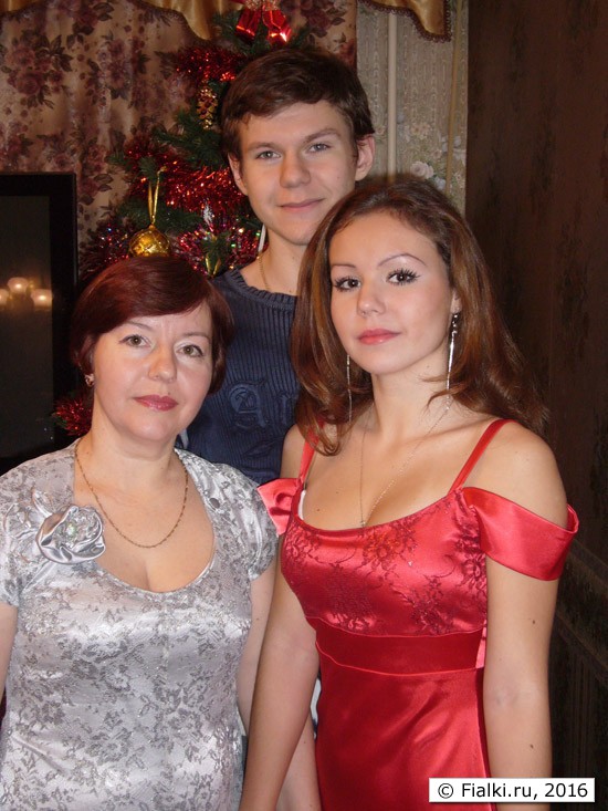 Елена Васильевна Коршунова с сыном и дочерью